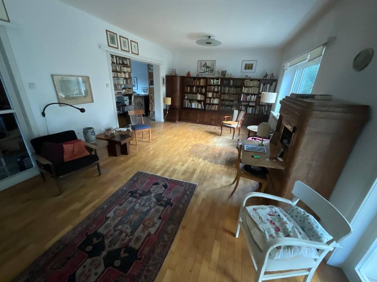 Wohnzimmer mit Bücherregalen und Möbeln vor einer Haushaltsauflösung