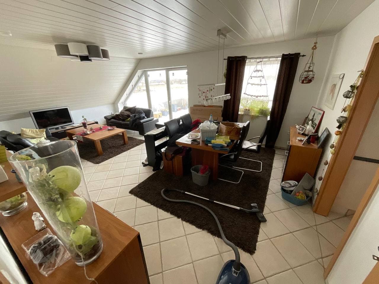 Wohnzimmer mit Möbeln und Hausrat vor der Entrümpelung