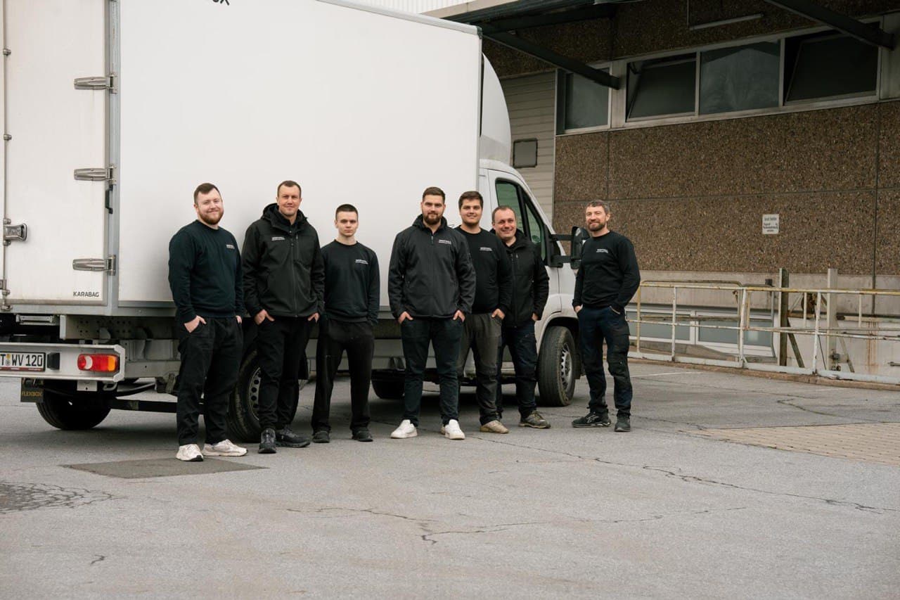 Das Team der Rümpelschmiede vor dem Transporter
