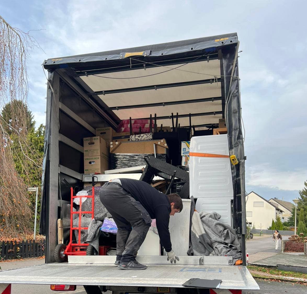 Beladen des Transporters beim Abtransport