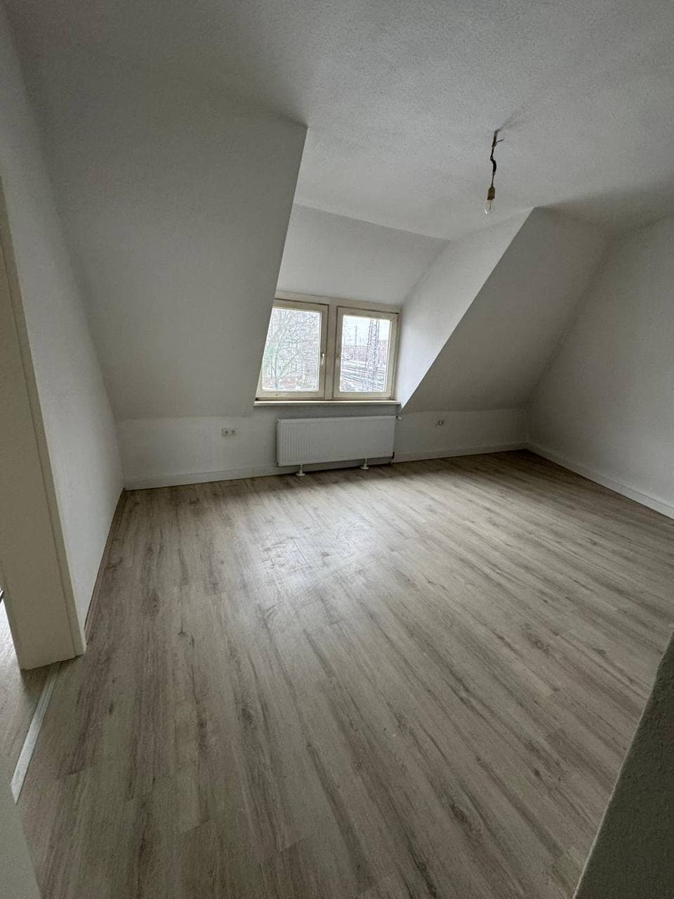 Leeres Zimmer unter der Dachschräge nach dem Auszug