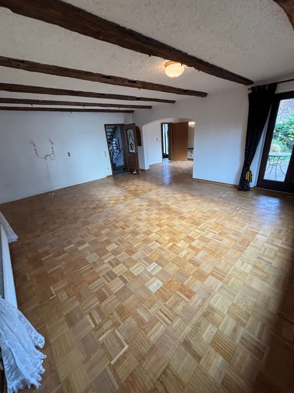 Leerer Raum mit Parkettboden nach der Räumung
